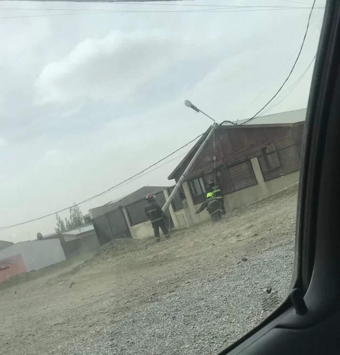 Poste caído por el viento sobre una casa en el barrio Bicentenario de Río Gallegos.