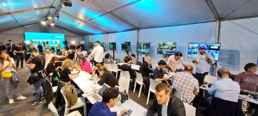 Búnker de Sergio Massa: mejor clima que en las PASO y la militancia concentrada afuera desde temprano