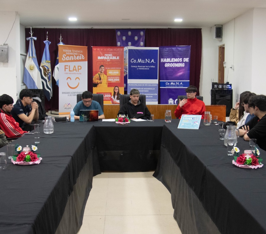 COMUNA y una propuesta de agenda de trabajo “con los chicos y las chicas” COMUNA y una propuesta de agenda de trabajo “con los chicos y las chicas”