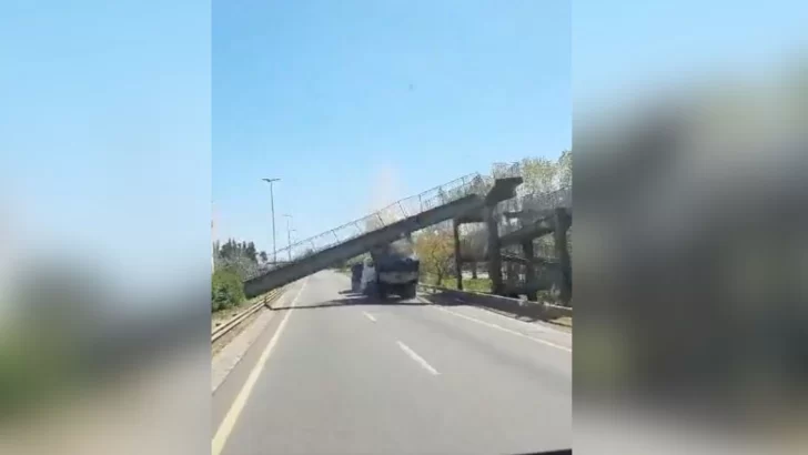 Impactante video. Un camión chocó contra un puente peatonal y lo tiró abajo