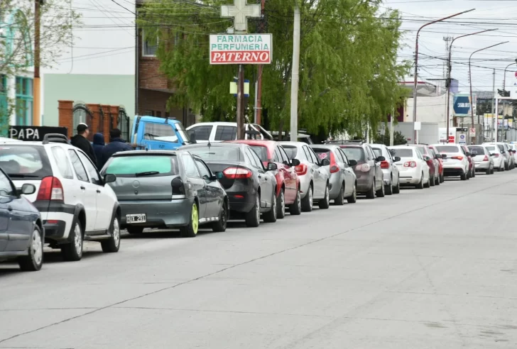 Continúan las largas filas para cargar nafta en Río Gallegos 