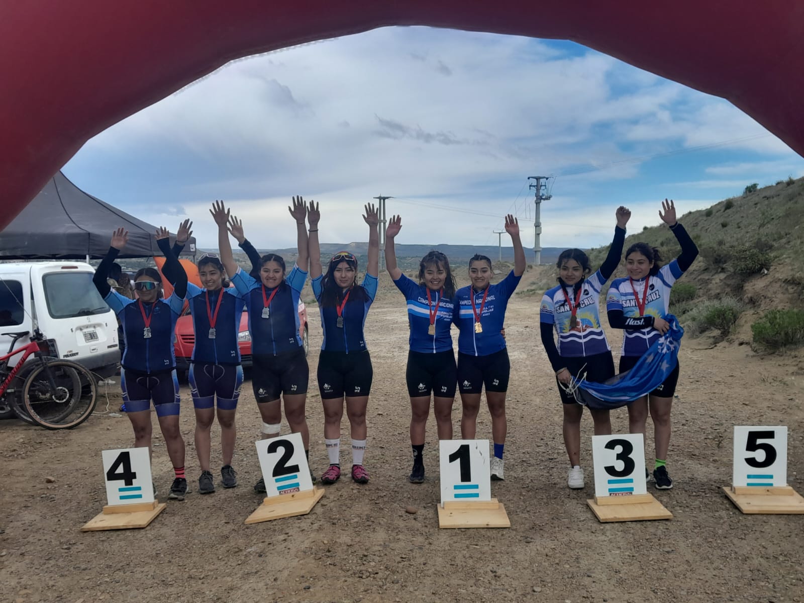 Las selecciones de ciclismo que representarán a Santa Cruz en los Juegos de la  Araucanía se lucieron en Caleta Olivia