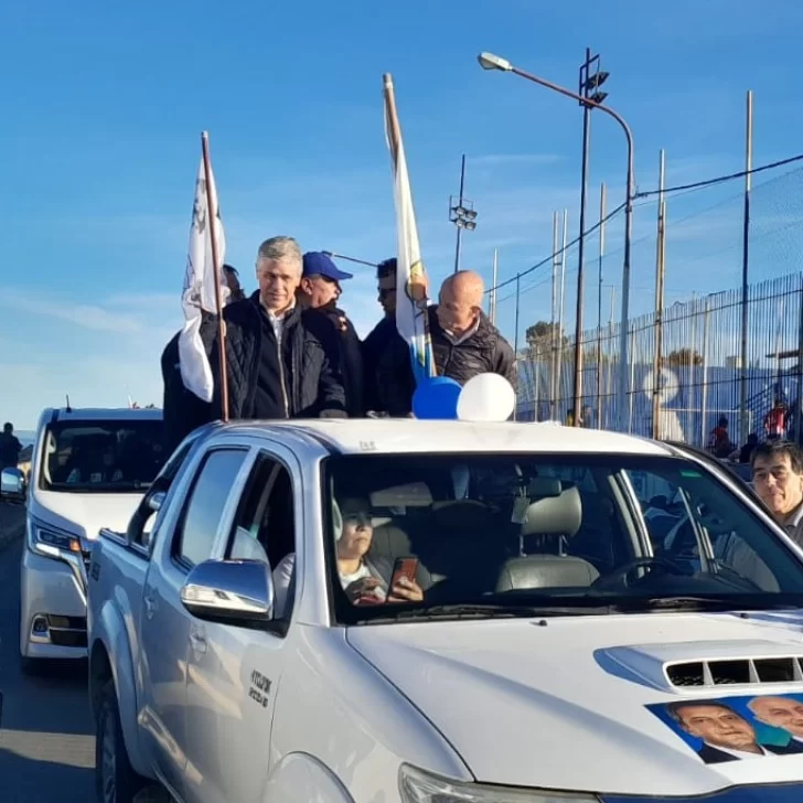 Fotogalería. Con una caravana de unidad, Fernando Cotillo cerró su campaña junto a Pablo González 