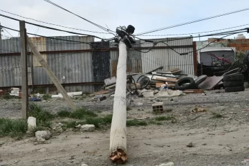 Cortes de luz, árboles y paredones caídos: las imágenes del fuerte temporal de viento en Santa Cruz Cortes de luz, árboles y paredones caídos: las imágenes del fuerte temporal de viento en Santa Cruz