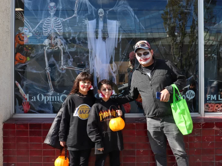 halloween-2023-en-la-vidriera-de-La-Opinion-Austral-disfrazados-ninos-1-728x546