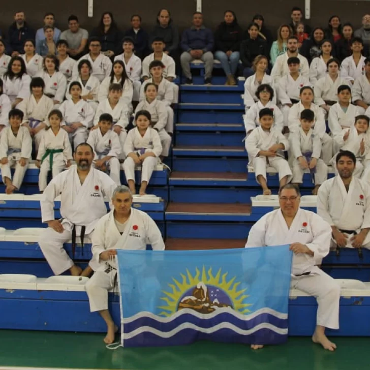 Masivo entrenamiento de Karate JKA en el Boxing Clubprevio al torneo nacional en Chaco