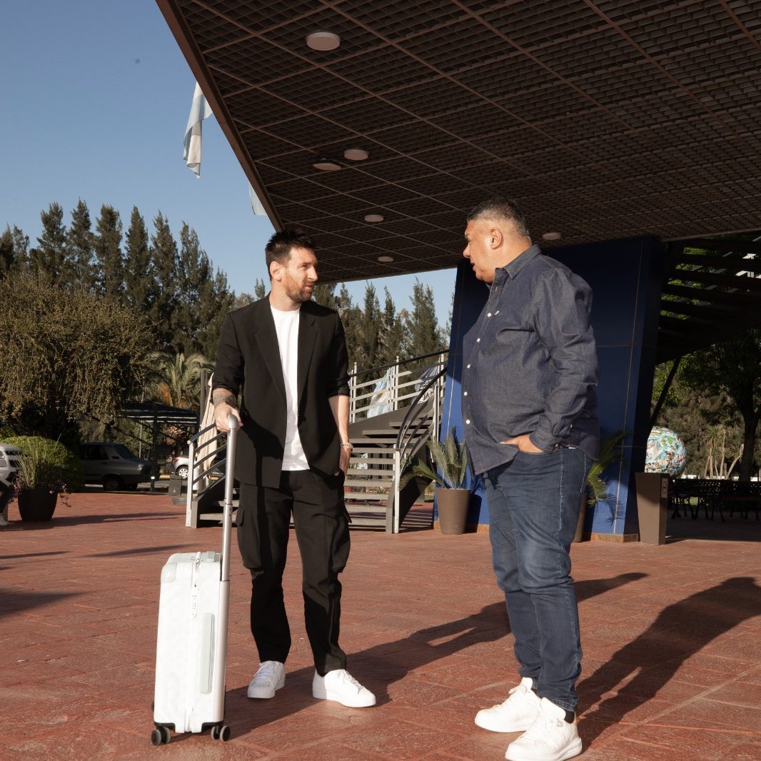 Lionel Messi llegó al predio de la AFA y fue recibido por “Chiqui” Tapia: “Volviste a casa” Lionel Messi llegó al predio de la AFA y fue recibido por “Chiqui” Tapia: “Volviste a casa”