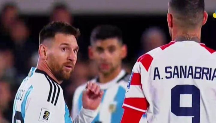 Sanabria, el paraguayo acusado de escupir a Messi, se defendió en redes sociales