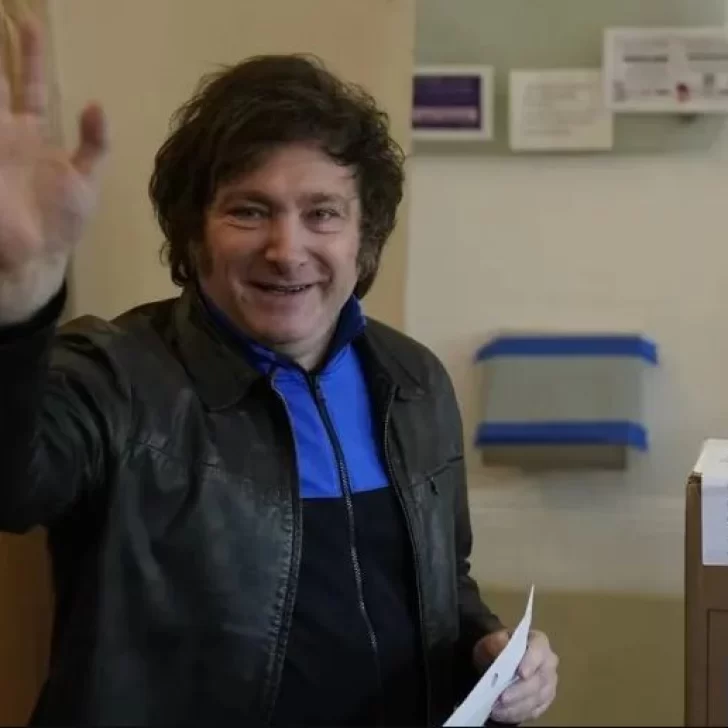 Javier Milei votó rápido y se fue, luego de que le cantaran el “feliz cumpleaños”