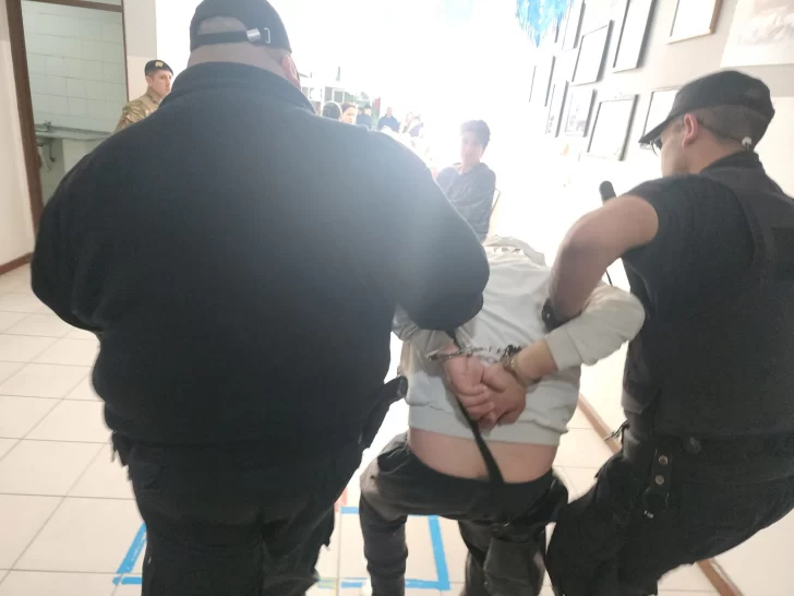 Detuvieron a un hombre en estado de ebriedad durante las elecciones en una escuela de Santa Cruz