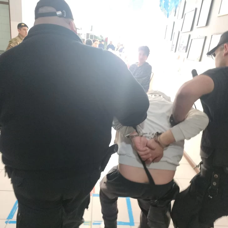 Detuvieron a un hombre en estado de ebriedad durante las elecciones en una escuela de Santa Cruz