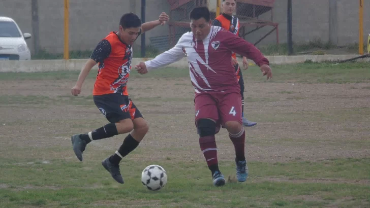 En una jornada con lluvia, frió y sol se jugó el fútbol de los barrios de Río Gallegos