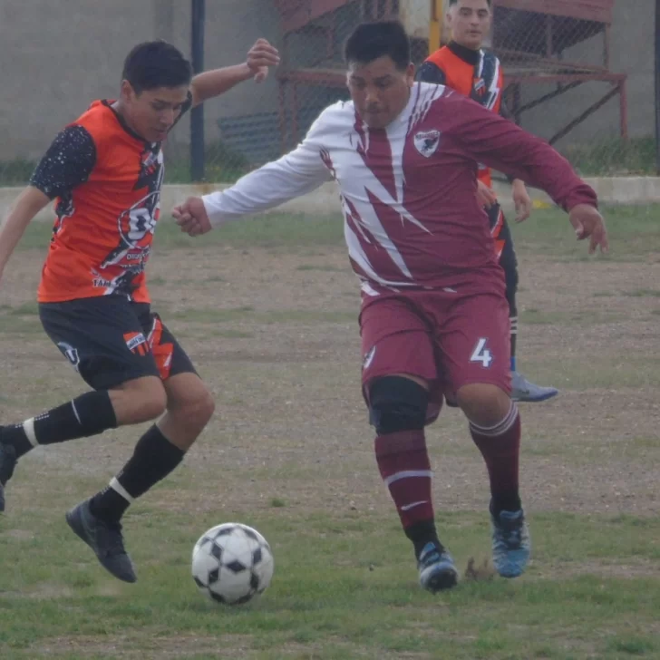 En una jornada con lluvia, frió y sol se jugó el fútbol de los barrios de Río Gallegos