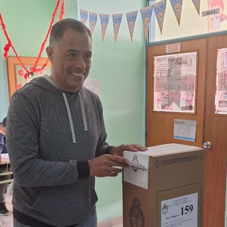 Votó Eugenio Quiroga: “Hoy se elige el destino de Caleta Olivia y de la Argentina” Votó Eugenio Quiroga: “Hoy se elige el destino de Caleta Olivia y de la Argentina”