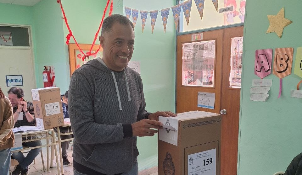 Votó Eugenio Quiroga: “Hoy se elige el destino de Caleta Olivia y de la Argentina” Votó Eugenio Quiroga: “Hoy se elige el destino de Caleta Olivia y de la Argentina”