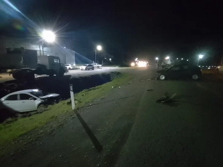 Tres personas al hospital tras violento choque frontal en uno de los accesos a la localidad de 28 de Noviembre