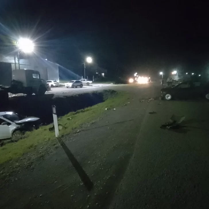 Tres personas al hospital tras violento choque frontal en uno de los accesos a la localidad de 28 de Noviembre Tres personas al hospital tras violento choque frontal en uno de los accesos a la localidad de 28 de Noviembre