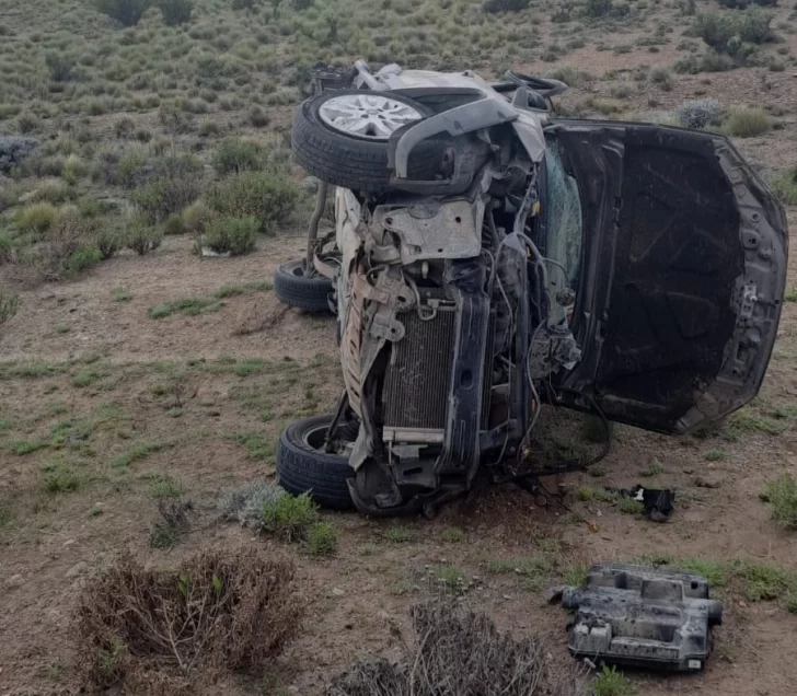 Circulaba alcoholizado en la ruta, volcó y terminó con una de sus piernas fracturadas