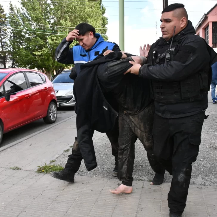 Video: así capturaron al ladrón que quedó atrapado en un tanque de agua de un edificio de Río Gallegos Video: así capturaron al ladrón que quedó atrapado en un tanque de agua de un edificio de Río Gallegos