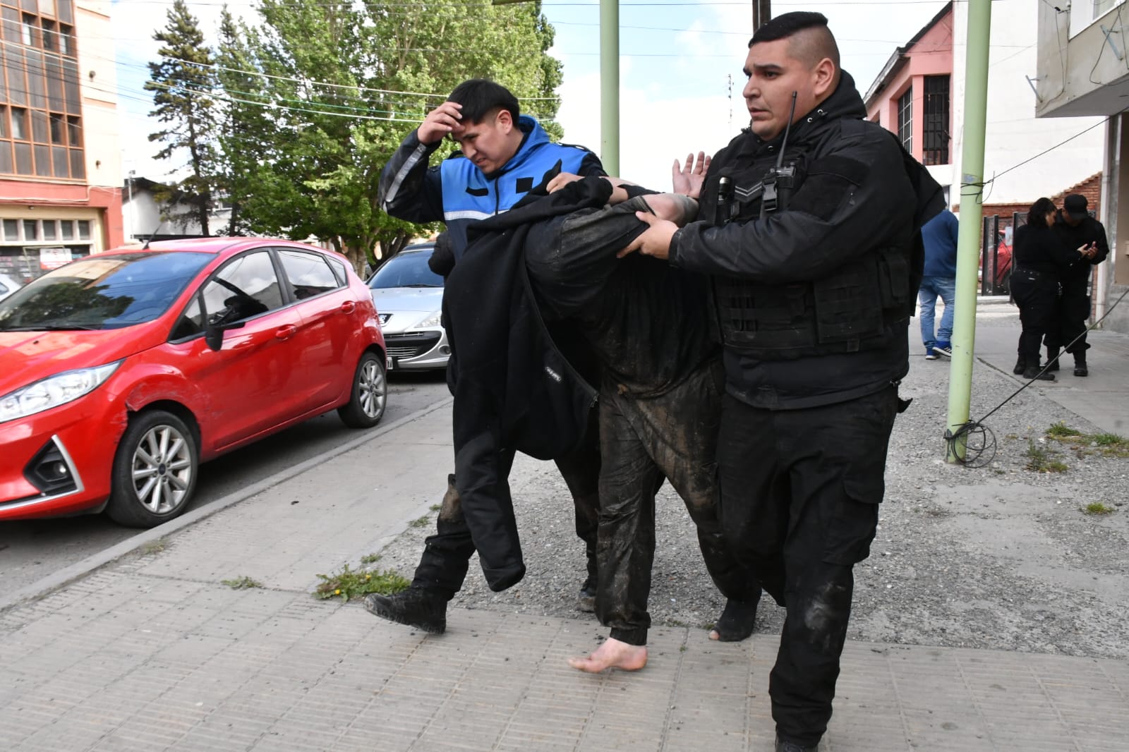 Video: así capturaron al ladrón que quedó atrapado en un tanque de agua de un edificio de Río Gallegos Video: así capturaron al ladrón que quedó atrapado en un tanque de agua de un edificio de Río Gallegos