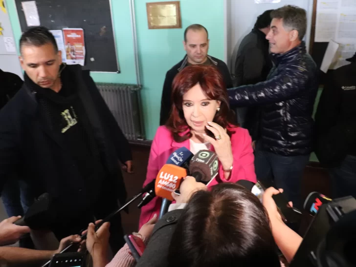 Entre selfies y autógrafos, Cristina votó por última vez como vicepresidenta en Río Gallegos