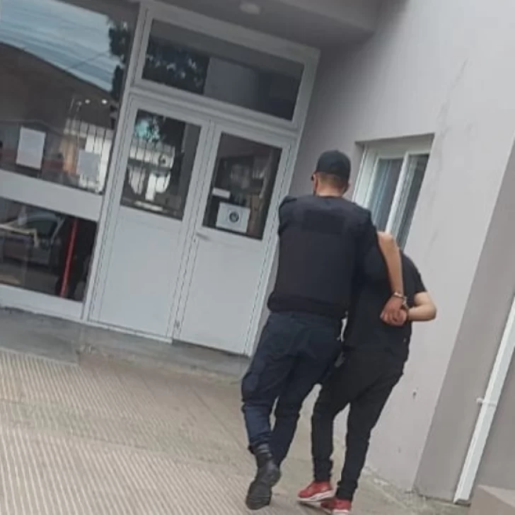 Río Gallegos: siete hinchas de Boca detenidos y una policía con lesiones tras disturbios luego de la final de la Copa Libertadores Río Gallegos: siete hinchas de Boca detenidos y una policía con lesiones tras disturbios luego de la final de la Copa Libertadores