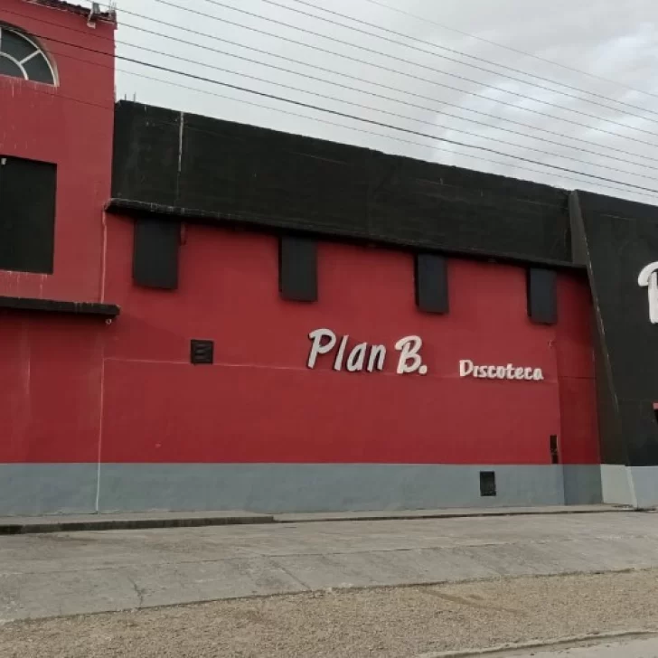 Un policía intervino en unos disturbios afuera de un local bailable y le robaron el arma reglamentaria Un policía intervino en unos disturbios afuera de un local bailable y le robaron el arma reglamentaria