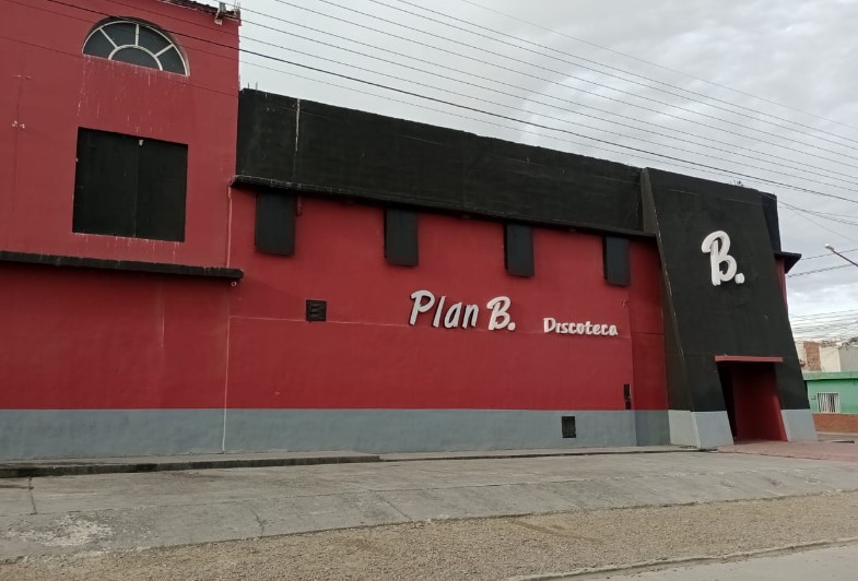 Un policía intervino en unos disturbios afuera de un local bailable y le robaron el arma reglamentaria Un policía intervino en unos disturbios afuera de un local bailable y le robaron el arma reglamentaria