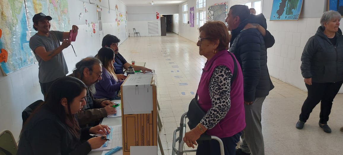  Adultos votando. Muchos ciudadanos tardaron años en votar y valoran mucho la democracia como para perderse una elección. (Foto: La Opinión Austral).