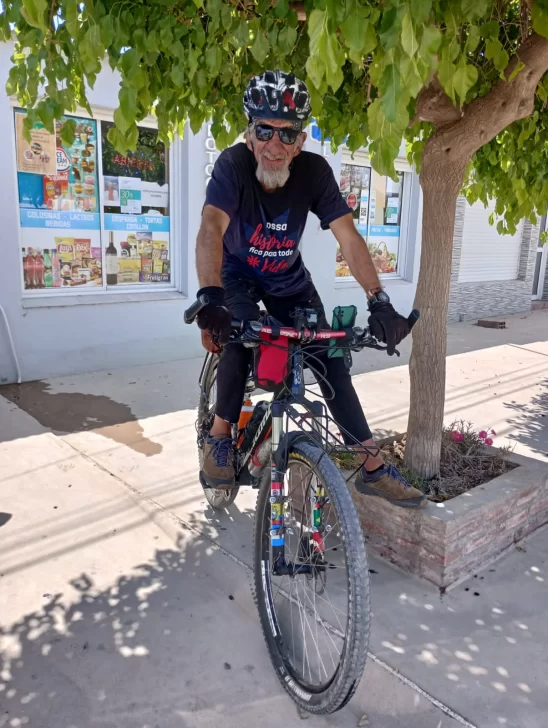 Es de Colombia, tiene 70 años, viaja en bicicleta y pide un aventón para llegar a Río Gallegos
