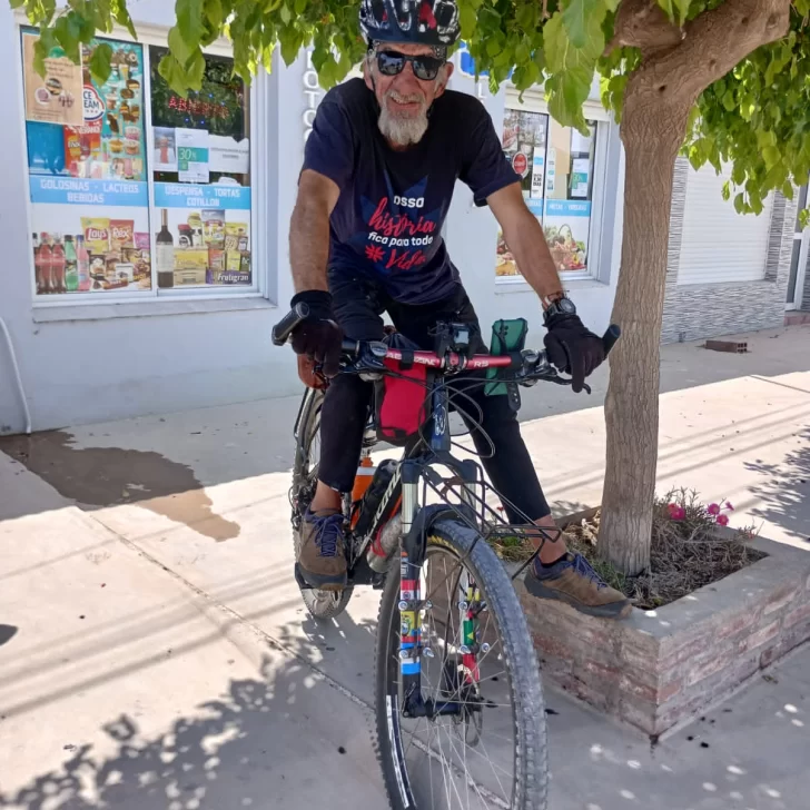 Es de Colombia, tiene 70 años, viaja en bicicleta y pide un aventón para llegar a Río Gallegos