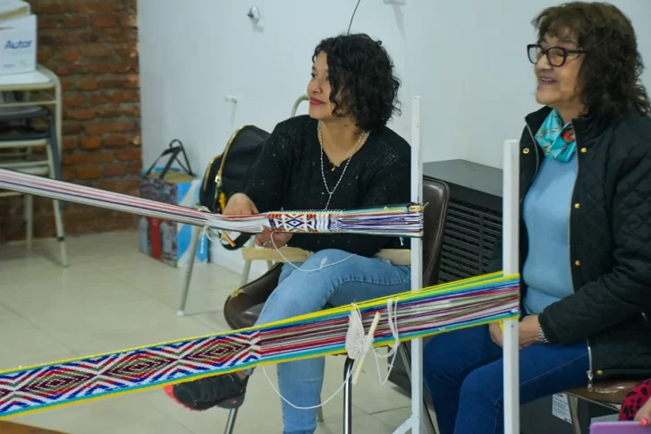 Taller de telar tehuelche realizó su muestra anual: “Es un lugar de circulación de saberes”