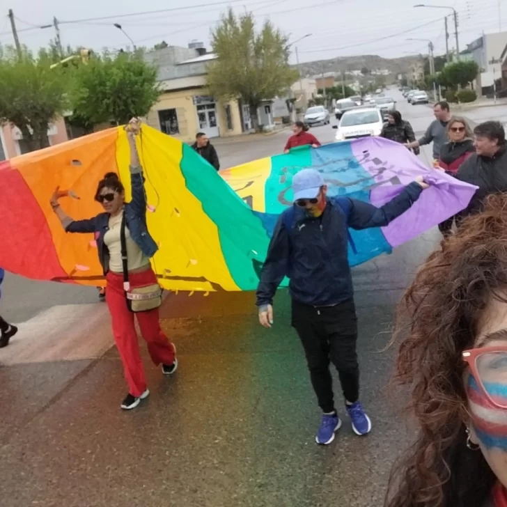Marcharon por el Orgullo LGBTIQ+ en Puerto Deseado y El Calafate