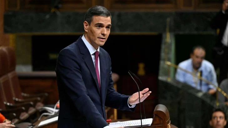 El presidente español Pedro Sánchez confirmó que seguirá al frente del Gobierno