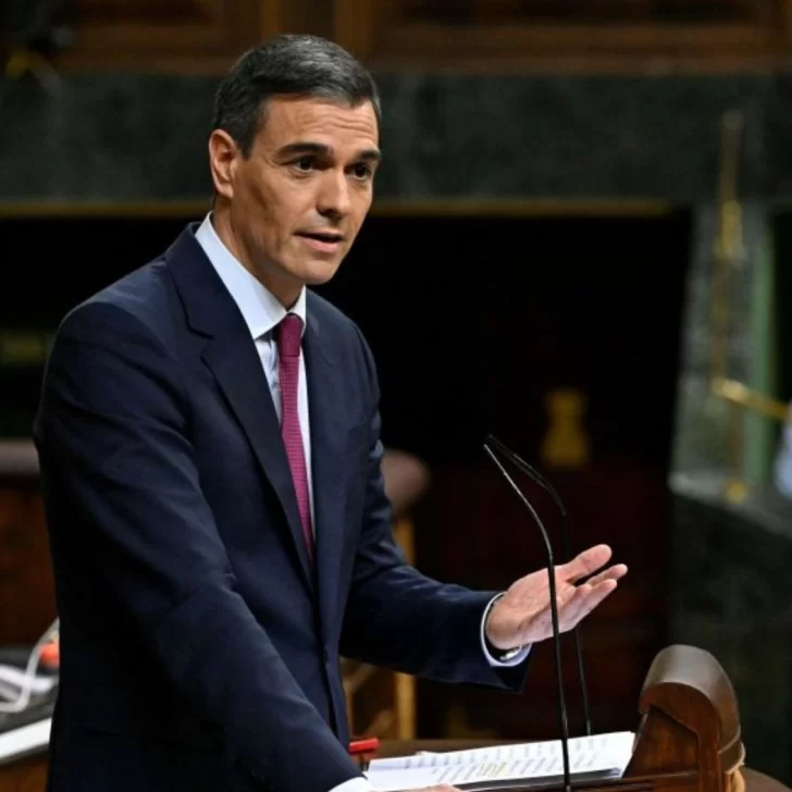 El presidente español Pedro Sánchez confirmó que seguirá al frente del Gobierno