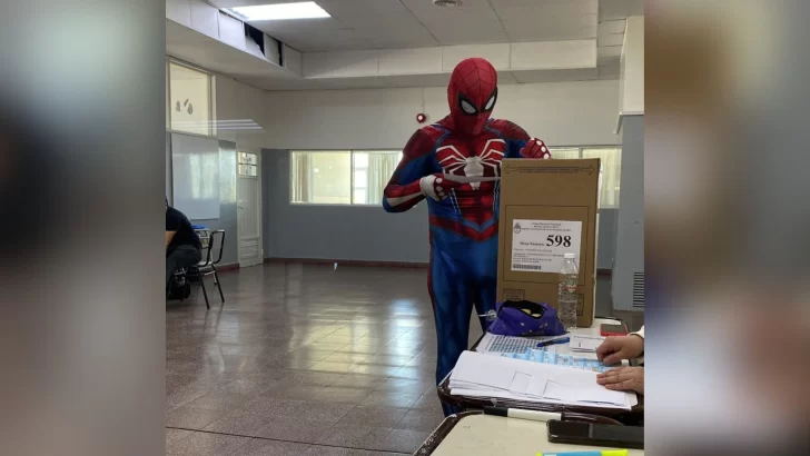 Spider-Man emitió su voto en el Colegio Guatemala