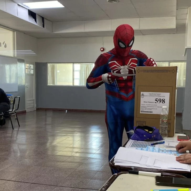 Spider-Man emitió su voto en el Colegio Guatemala