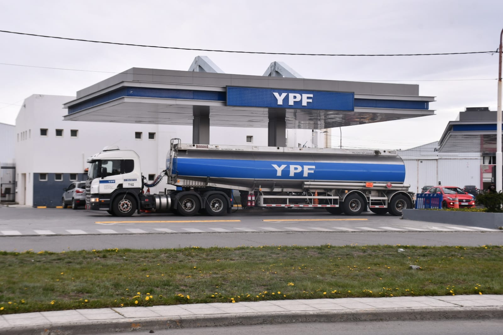 De a poco, se normaliza el abastecimiento de combustible en Río Gallegos De a poco, se normaliza el abastecimiento de combustible en Río Gallegos