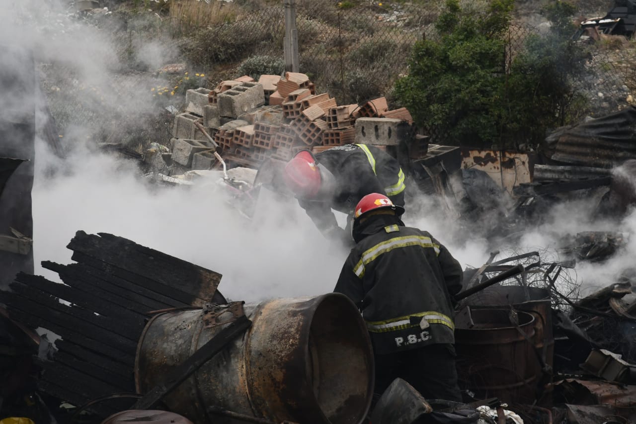 Se incendió una vivienda en el barrio Los Lolos de Río Gallegos Se incendió una vivienda en el barrio Los Lolos de Río Gallegos