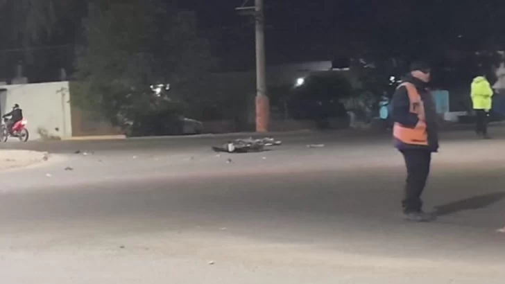 Atropelló a dos personas a bordo de una moto y los abandonó con lesiones graves