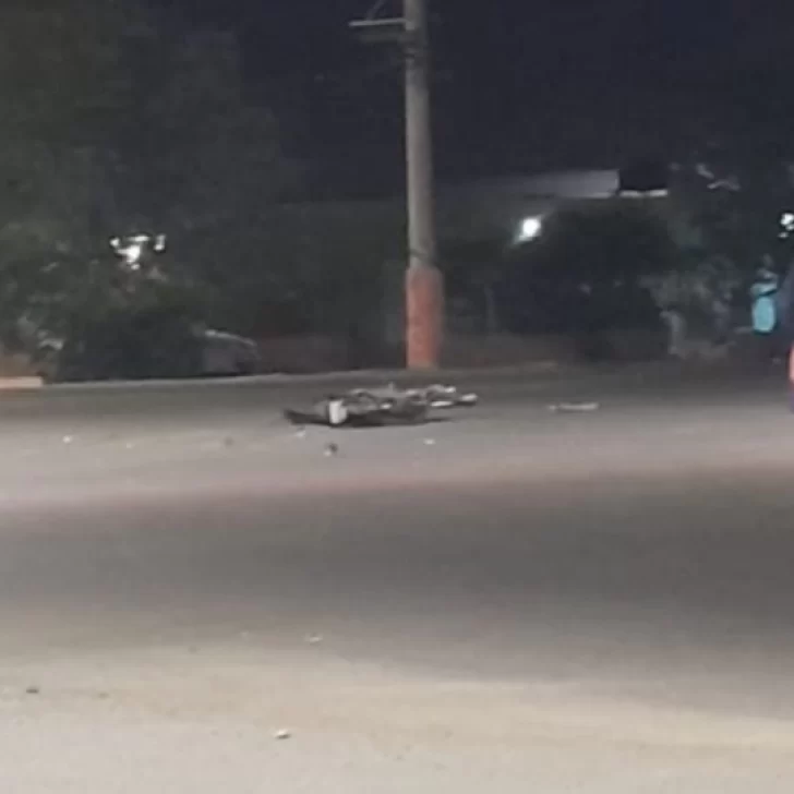 Atropelló a dos personas a bordo de una moto y los abandonó con lesiones graves