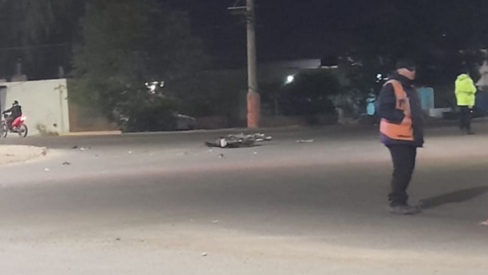 Atropelló a dos personas a bordo de una moto y los abandonó con lesiones graves