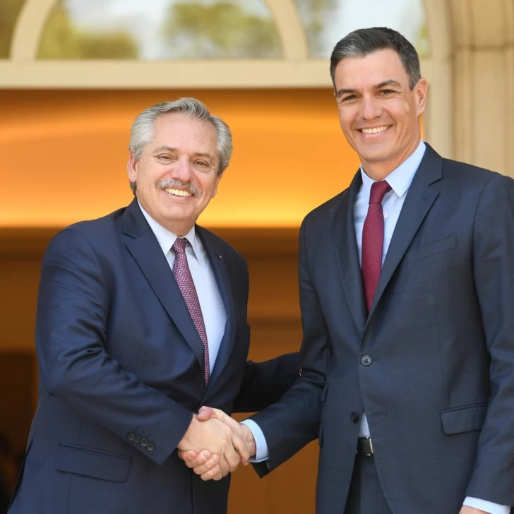 Alberto Fernández felicitó a Pedro Sánchez por su reelección como presidente del gobierno español