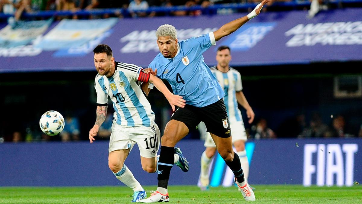 Argentina pagó caro dos equivocaciones y perdió contra Uruguay
