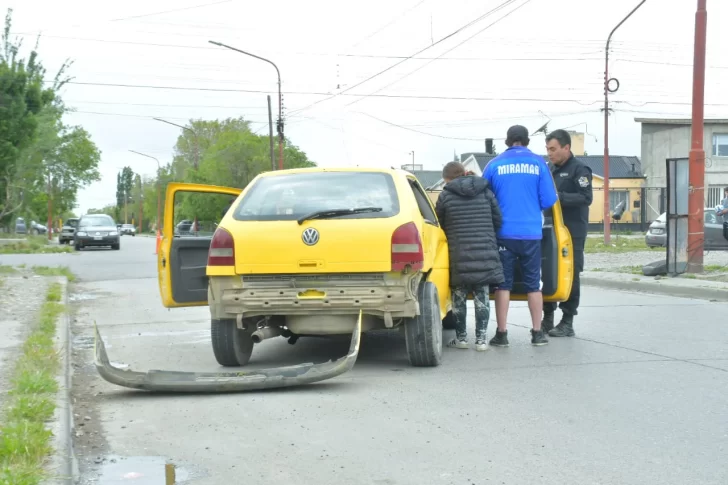 Trasladaron a una mujer al hospital por un fuerte choque en el barrio Fátima de Río Gallegos
