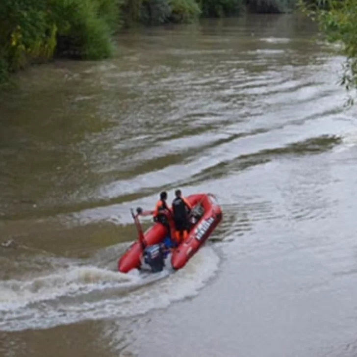 Buscan a un adolescente que fue arrastrado por la corriente del río Chubut