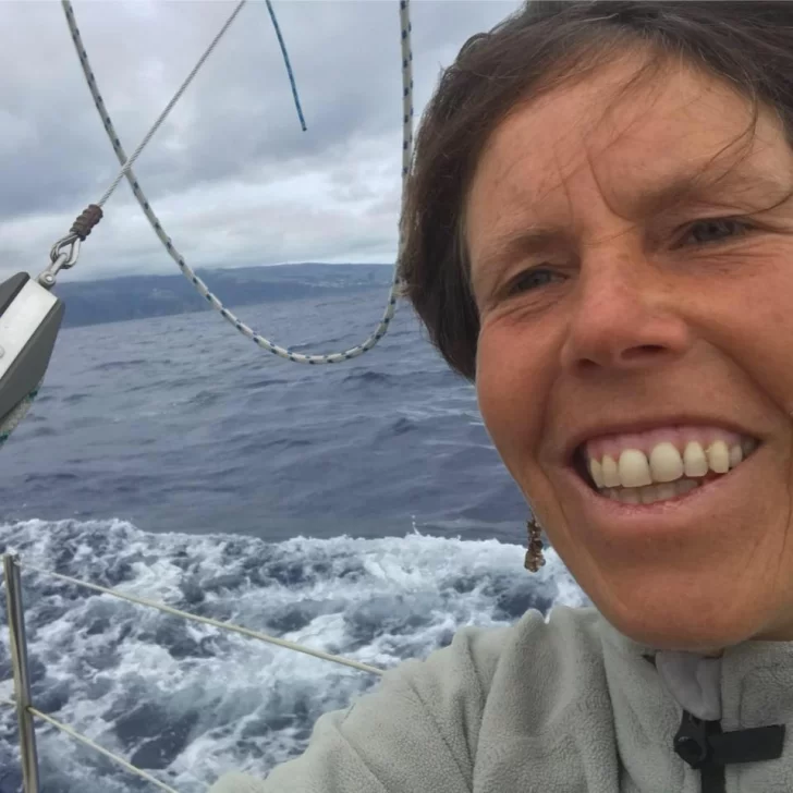 Es sobreviviente de cáncer de mama y desde 2018 está cumpliendo su sueño de navegar por el mundo