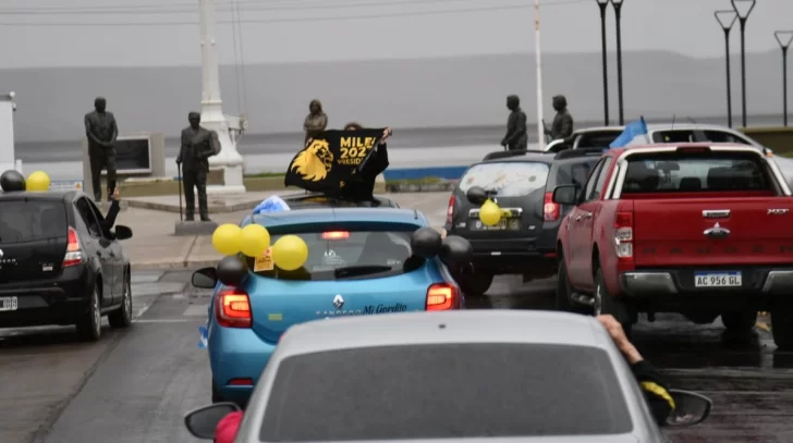 En apoyo a Javier Milei, La Libertad Avanza realizó una caravana en Río Gallegos