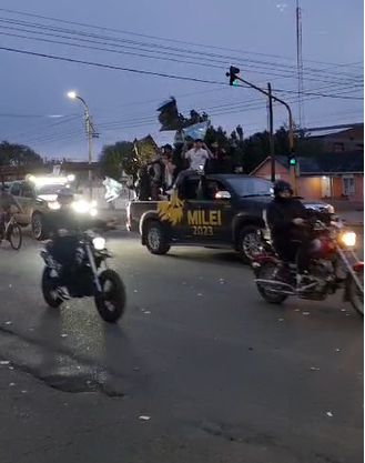 caravana-en-rio-gallegos-festejo-milei-
