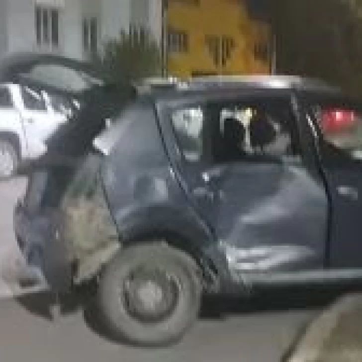 Trasladaron a dos personas al hospital tras un fuerte choque entre una camioneta y un auto en el centro de Río Gallegos